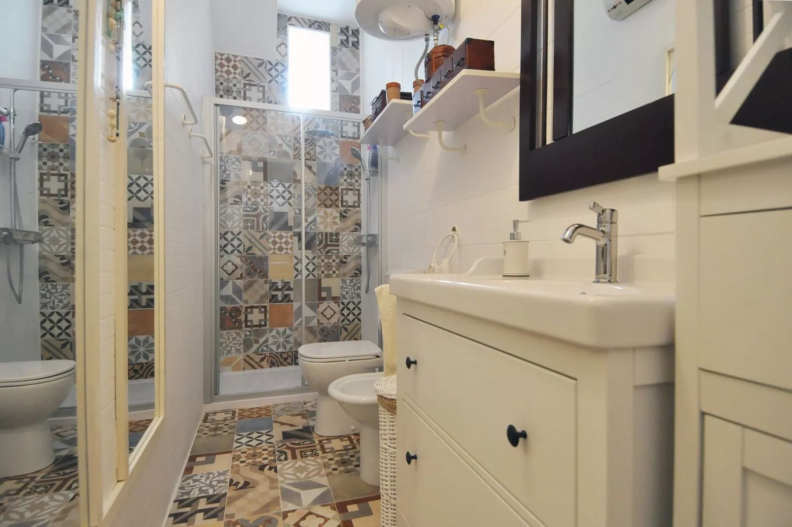 Amphitheater Art Apartment-Bathroom