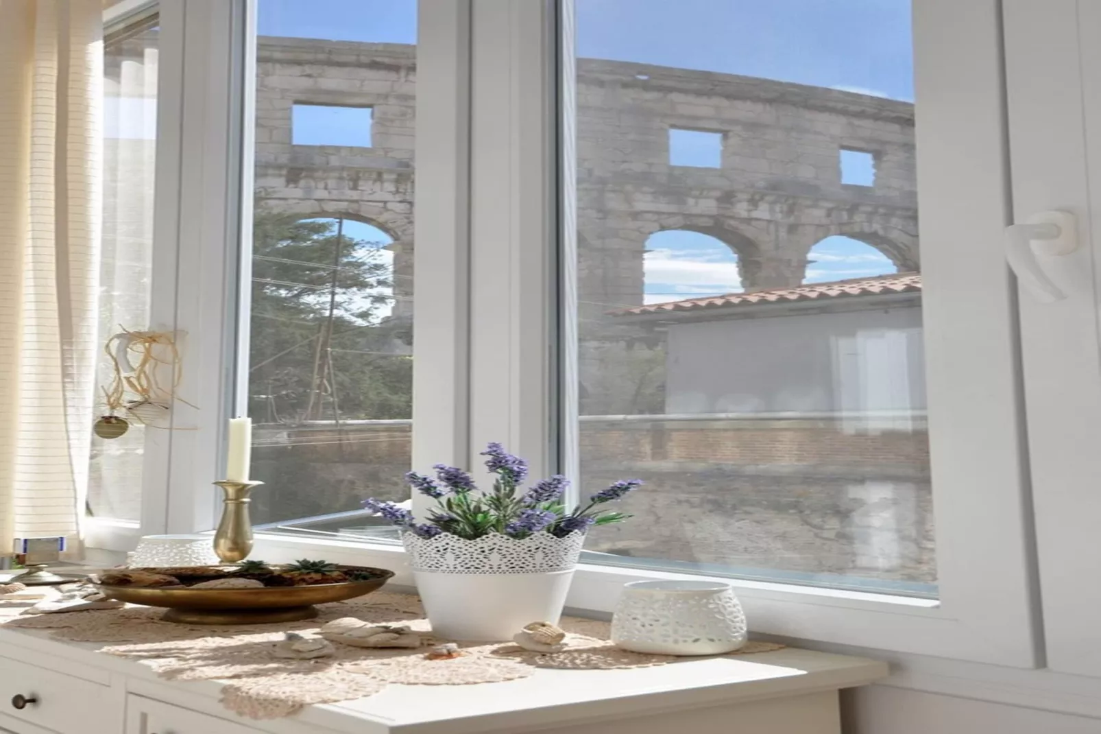 Amphitheater Art Apartment-Outdoor