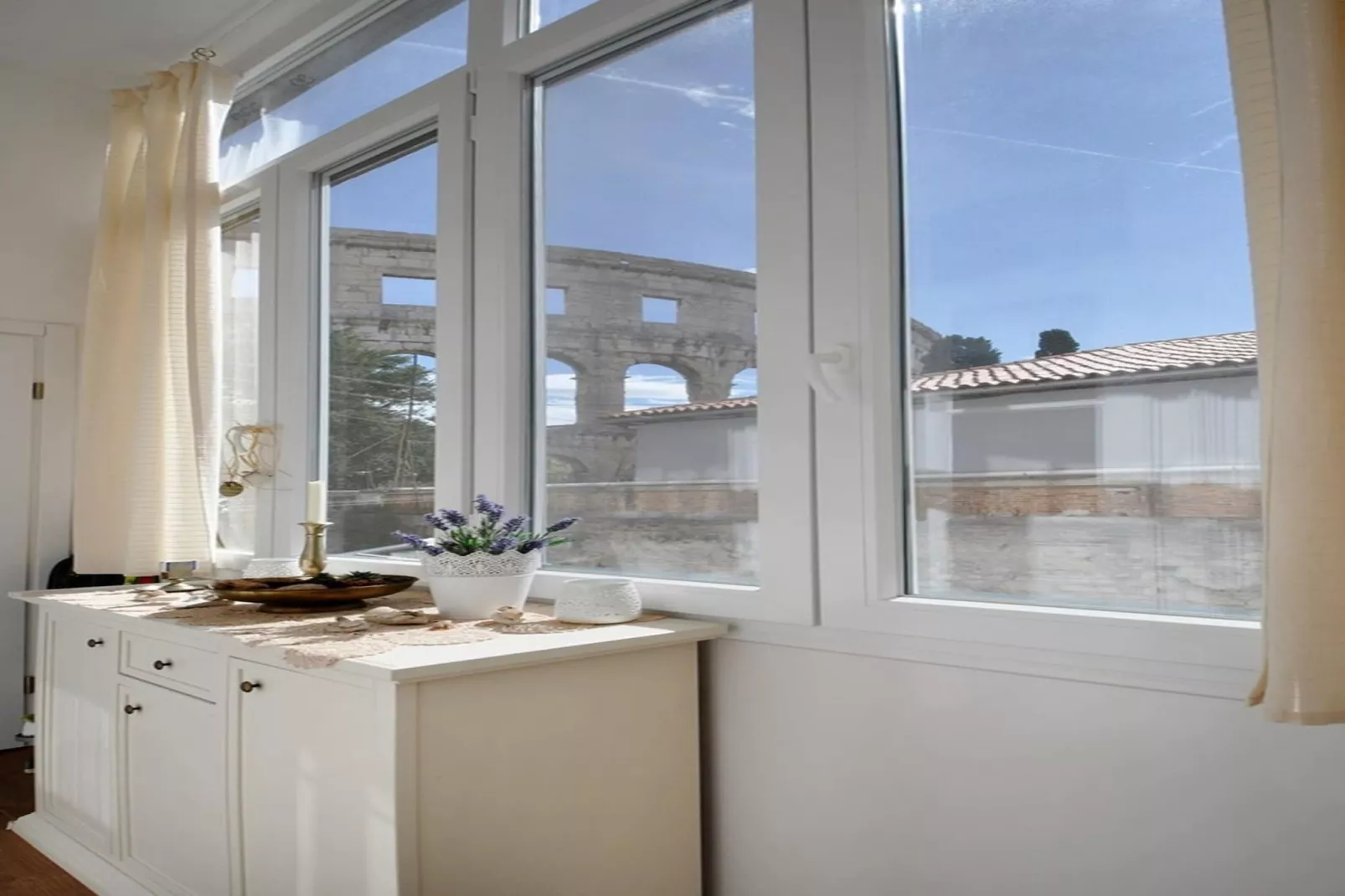 Amphitheater Art Apartment-Outdoor