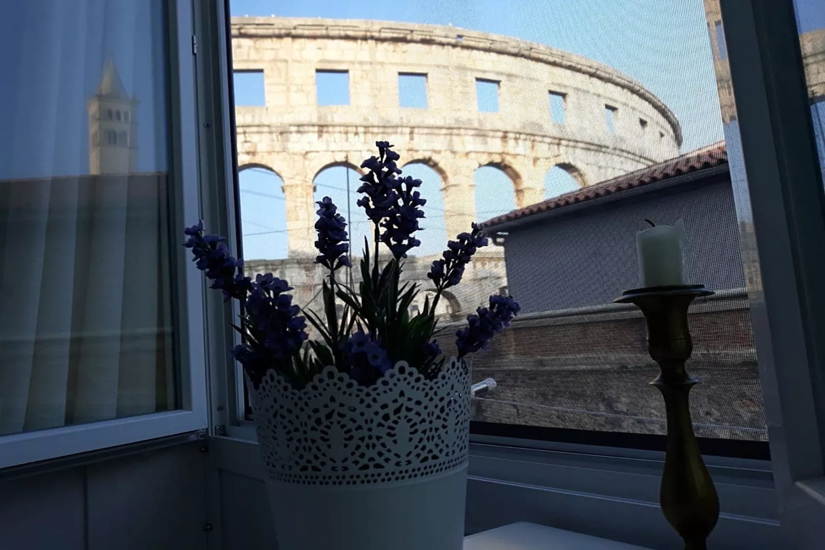 Amphitheater Art Apartment-Outdoor