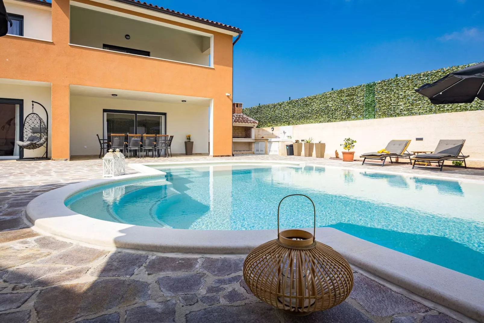 Villa Nur Amela with Pool, Jacuzzi, Darts-Piscine