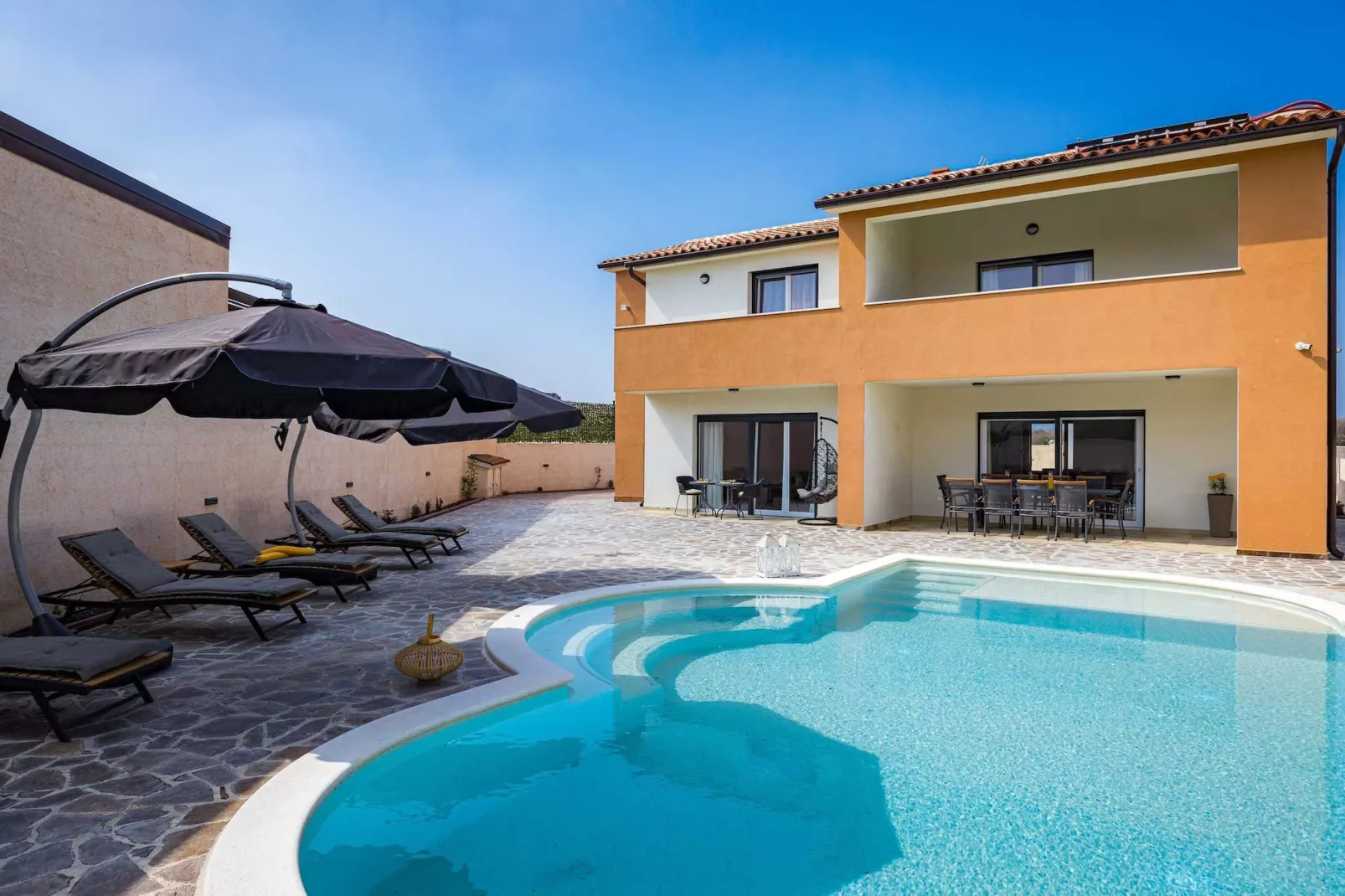 Villa Nur Amela with Pool, Jacuzzi, Darts-Piscine