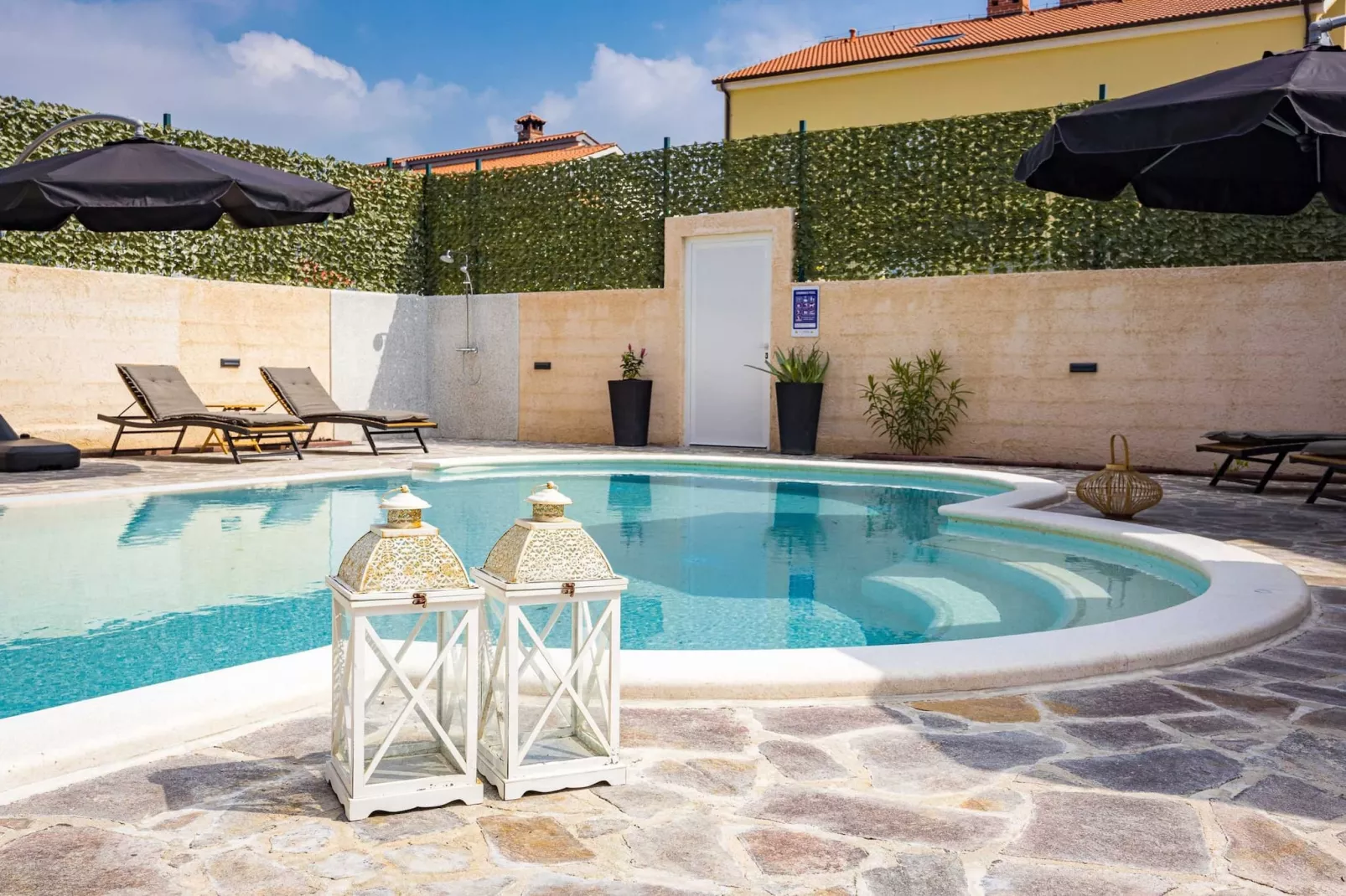 Villa Nur Amela with Pool, Jacuzzi, Darts-Piscine