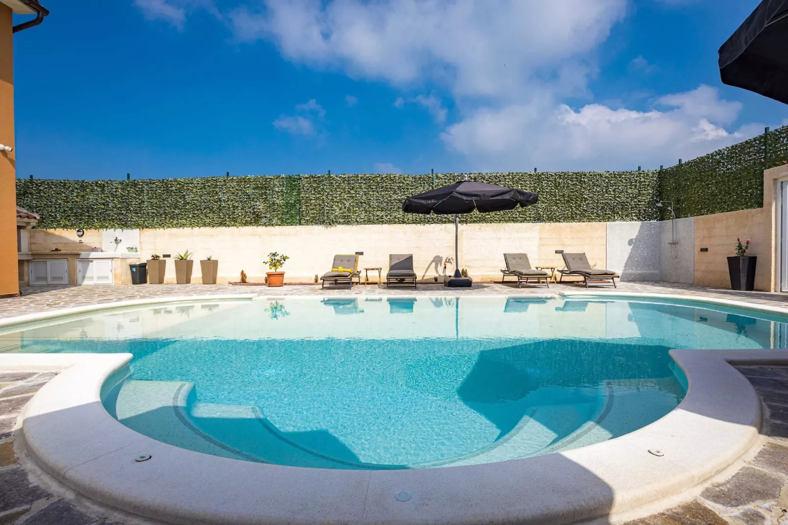 Villa Nur Amela with Pool, Jacuzzi, Darts-Piscine