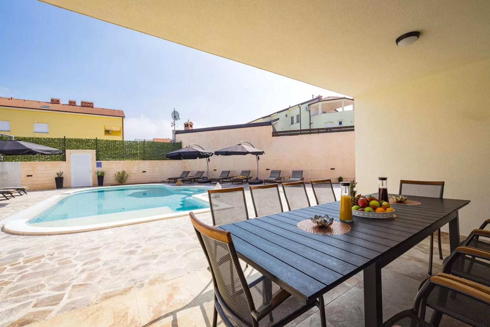 Villa Nur Amela with Pool, Jacuzzi, Darts-Piscine