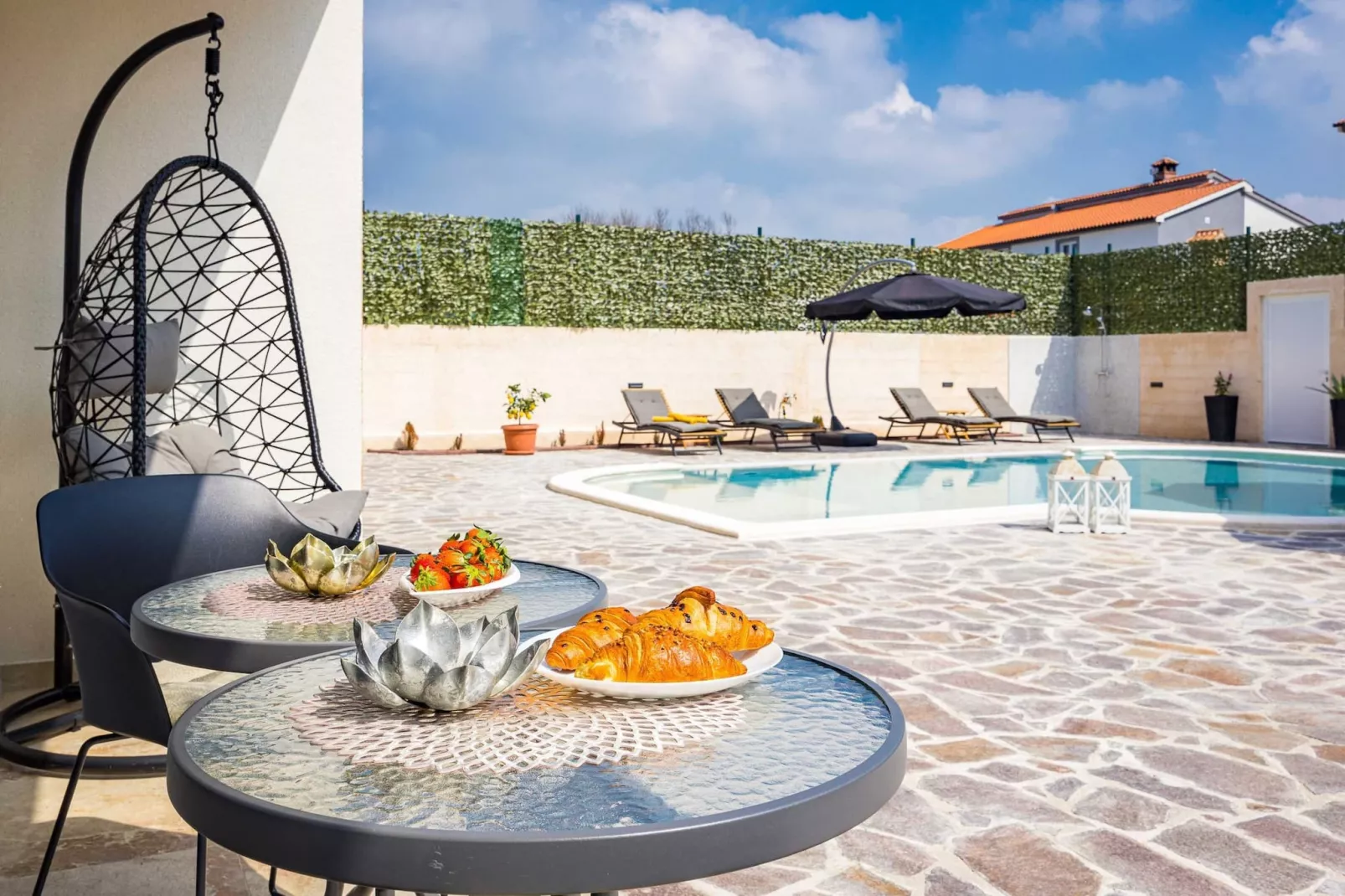 Villa Nur Amela with Pool, Jacuzzi, Darts-Piscine