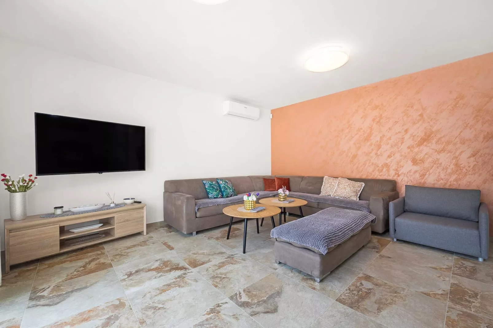 Villa Nur Amela with Pool, Jacuzzi, Darts-Salon