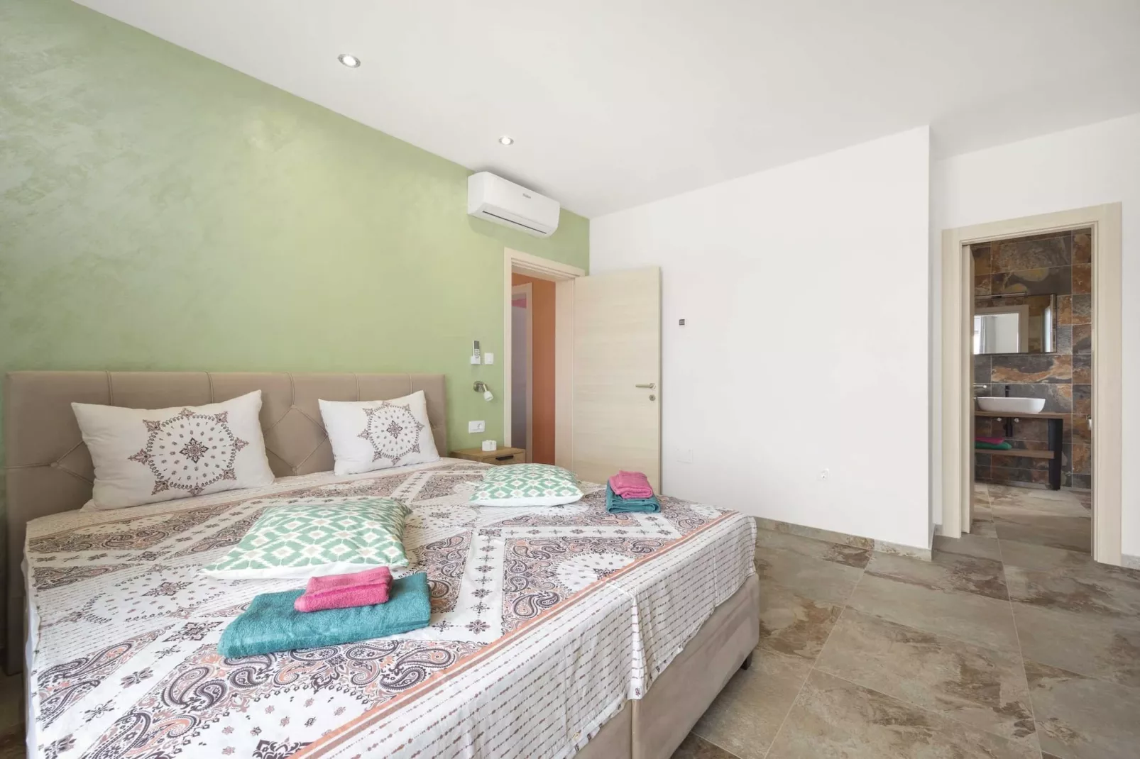 Villa Nur Amela with Pool, Jacuzzi, Darts-Chambre