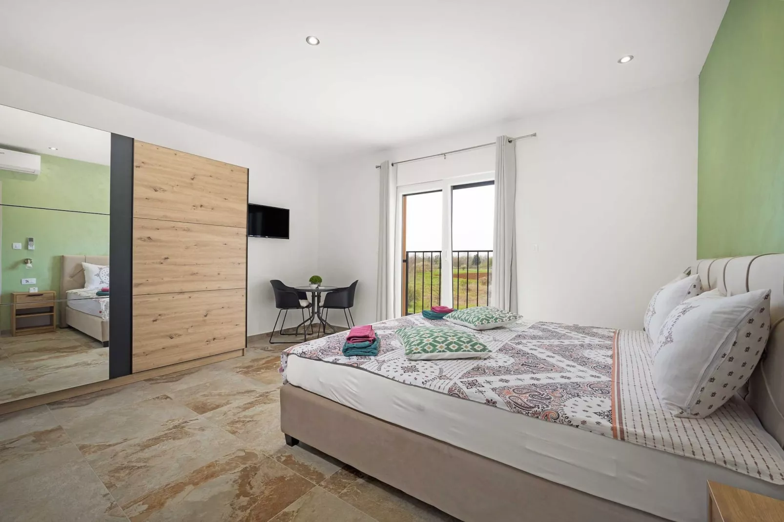 Villa Nur Amela with Pool, Jacuzzi, Darts-Chambre