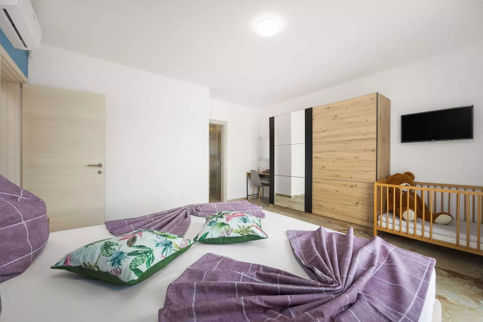 Villa Nur Amela with Pool, Jacuzzi, Darts-Chambre