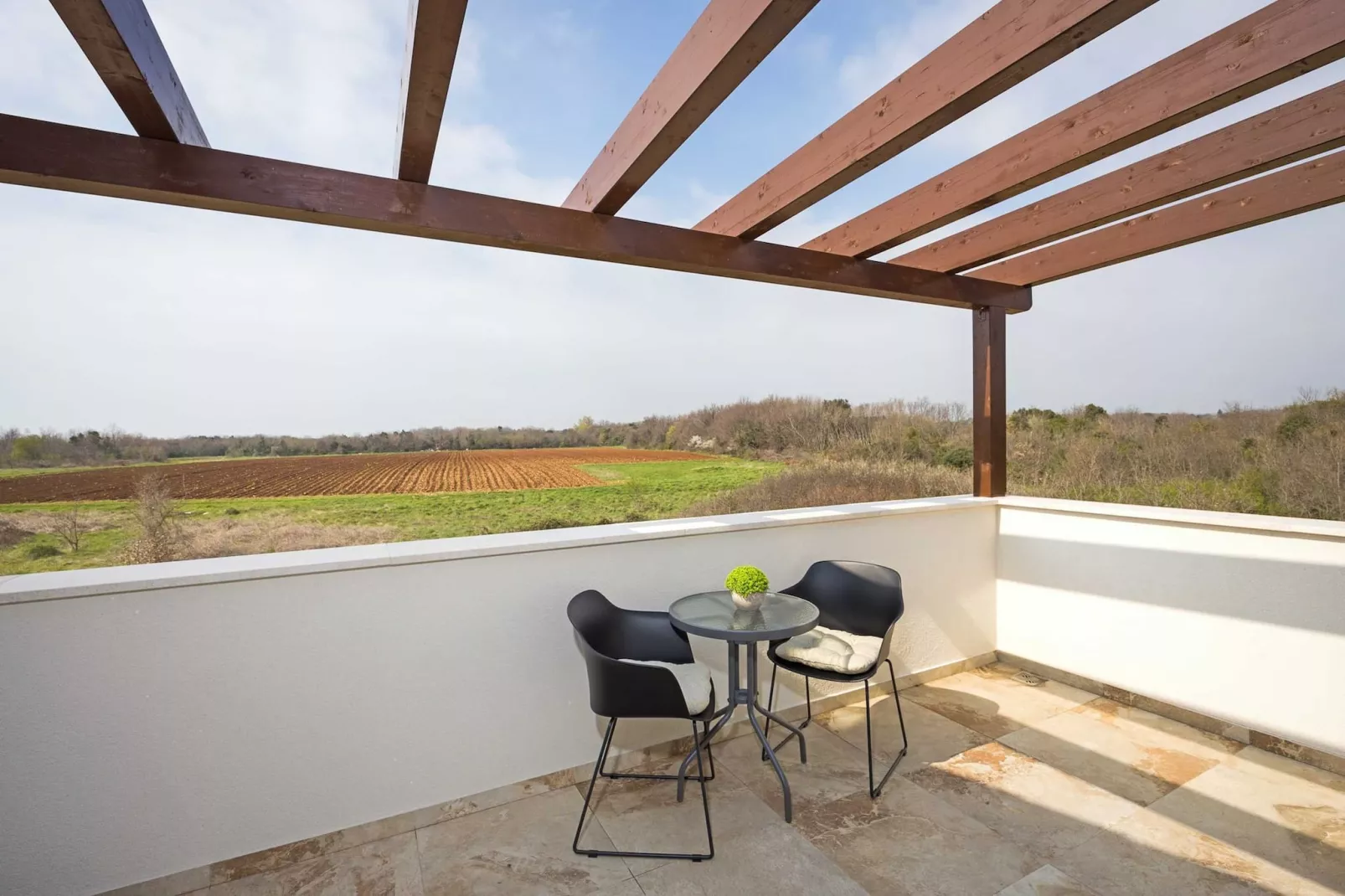 Villa Nur Amela with Pool, Jacuzzi, Darts-Balcon-terrasse
