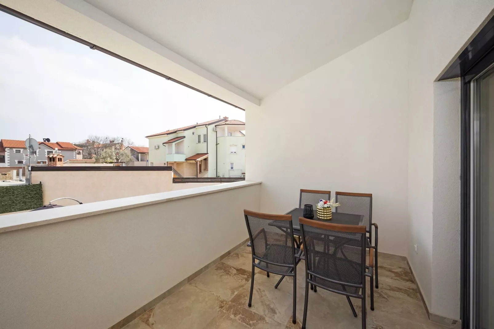 Villa Nur Amela with Pool, Jacuzzi, Darts-Balcon-terrasse