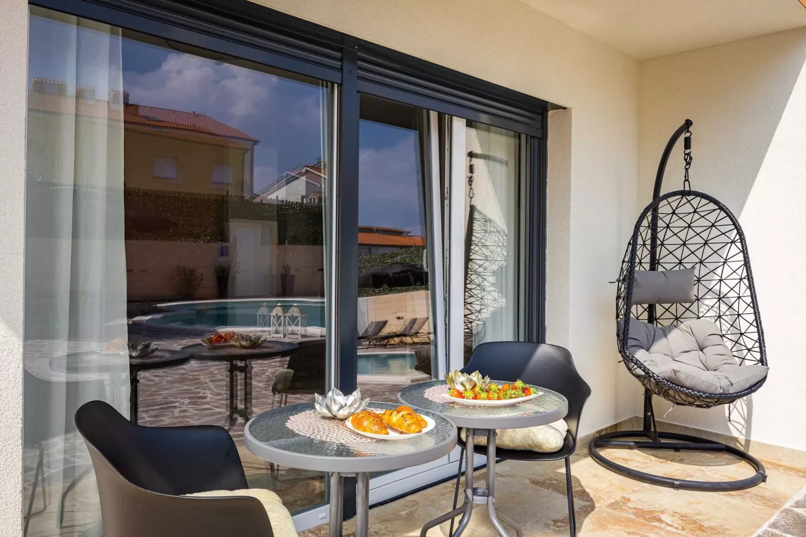 Villa Nur Amela with Pool, Jacuzzi, Darts-Jardin d'été