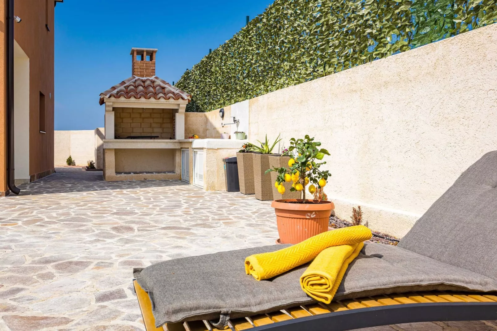 Villa Nur Amela with Pool, Jacuzzi, Darts-Jardin d'été