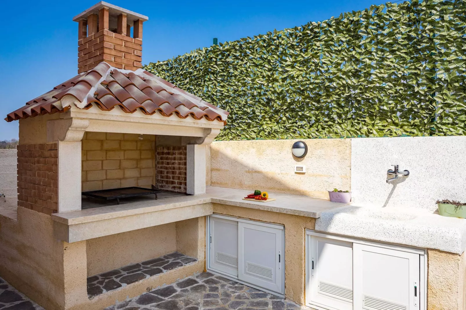 Villa Nur Amela with Pool, Jacuzzi, Darts-Jardin d'été