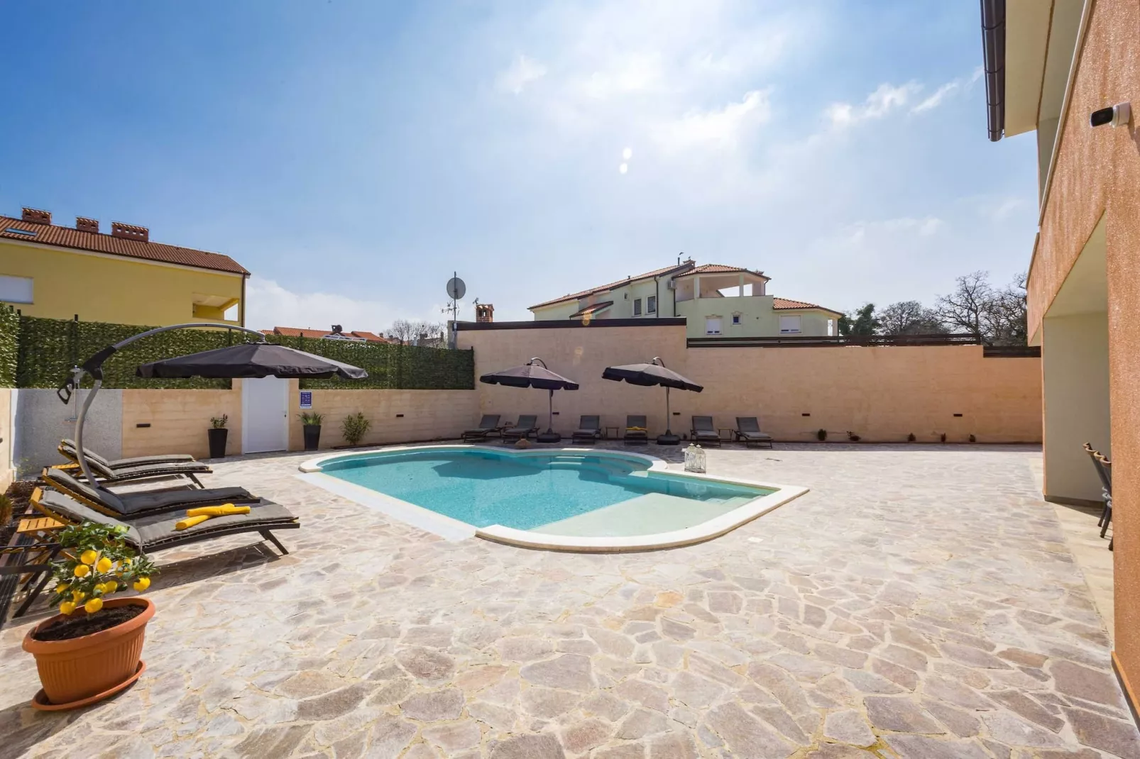 Villa Nur Amela with Pool, Jacuzzi, Darts-Extérieur
