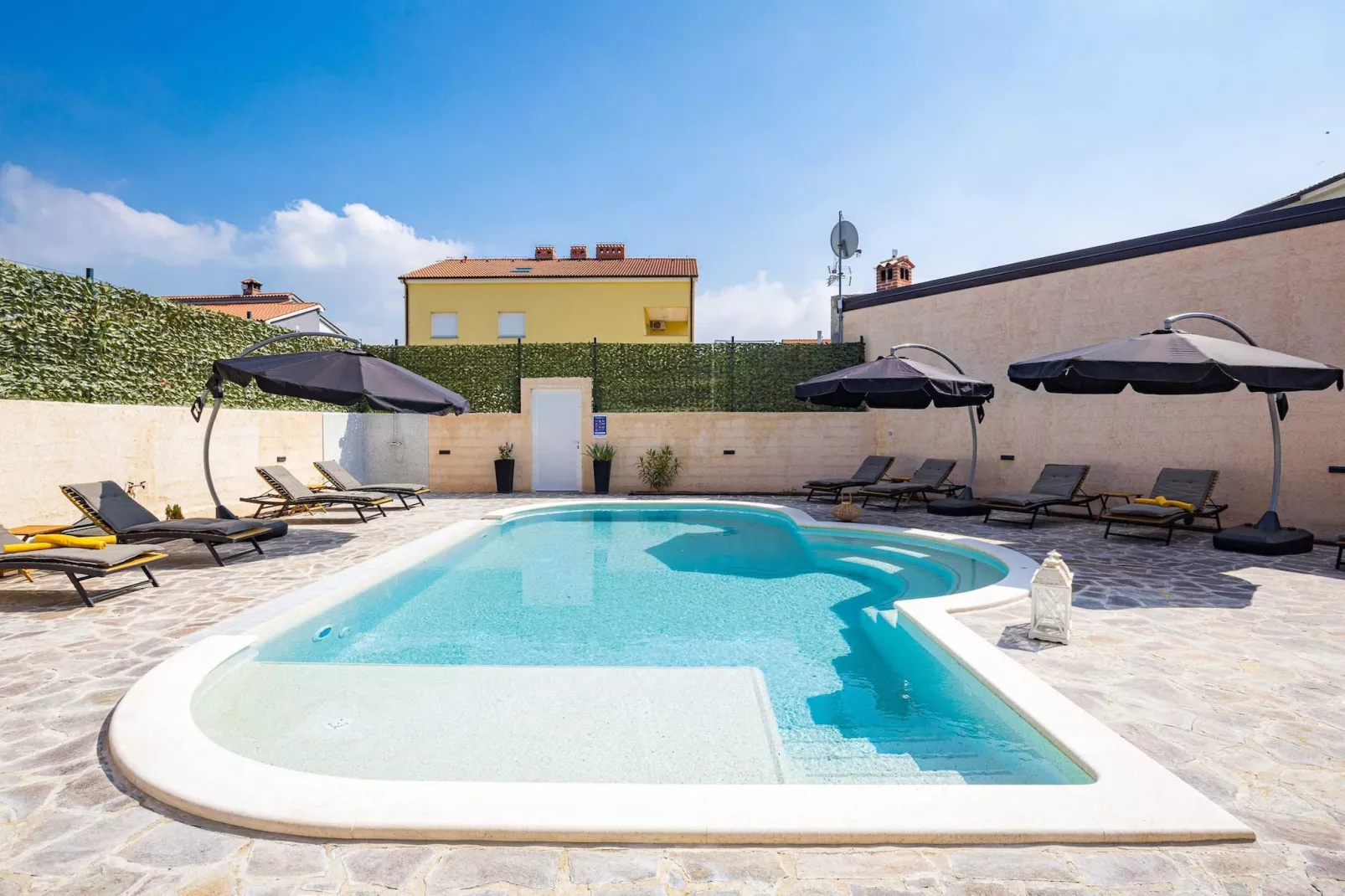Villa Nur Amela with Pool, Jacuzzi, Darts-Extérieur
