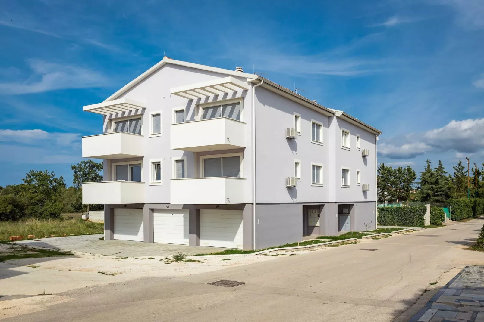 Lana Luxe - One Bedroom Apartment with Balcony - 10558256
