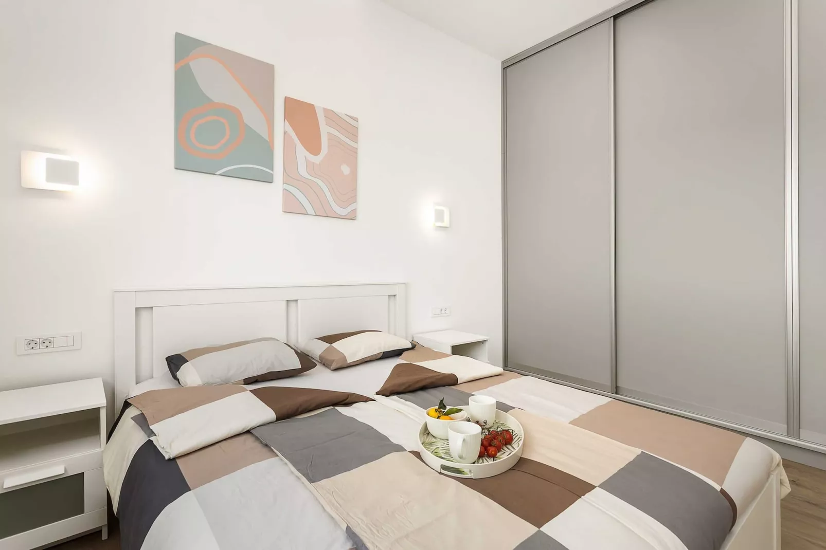 Lana Luxe - One Bedroom Apartment with Balcony-Chambre