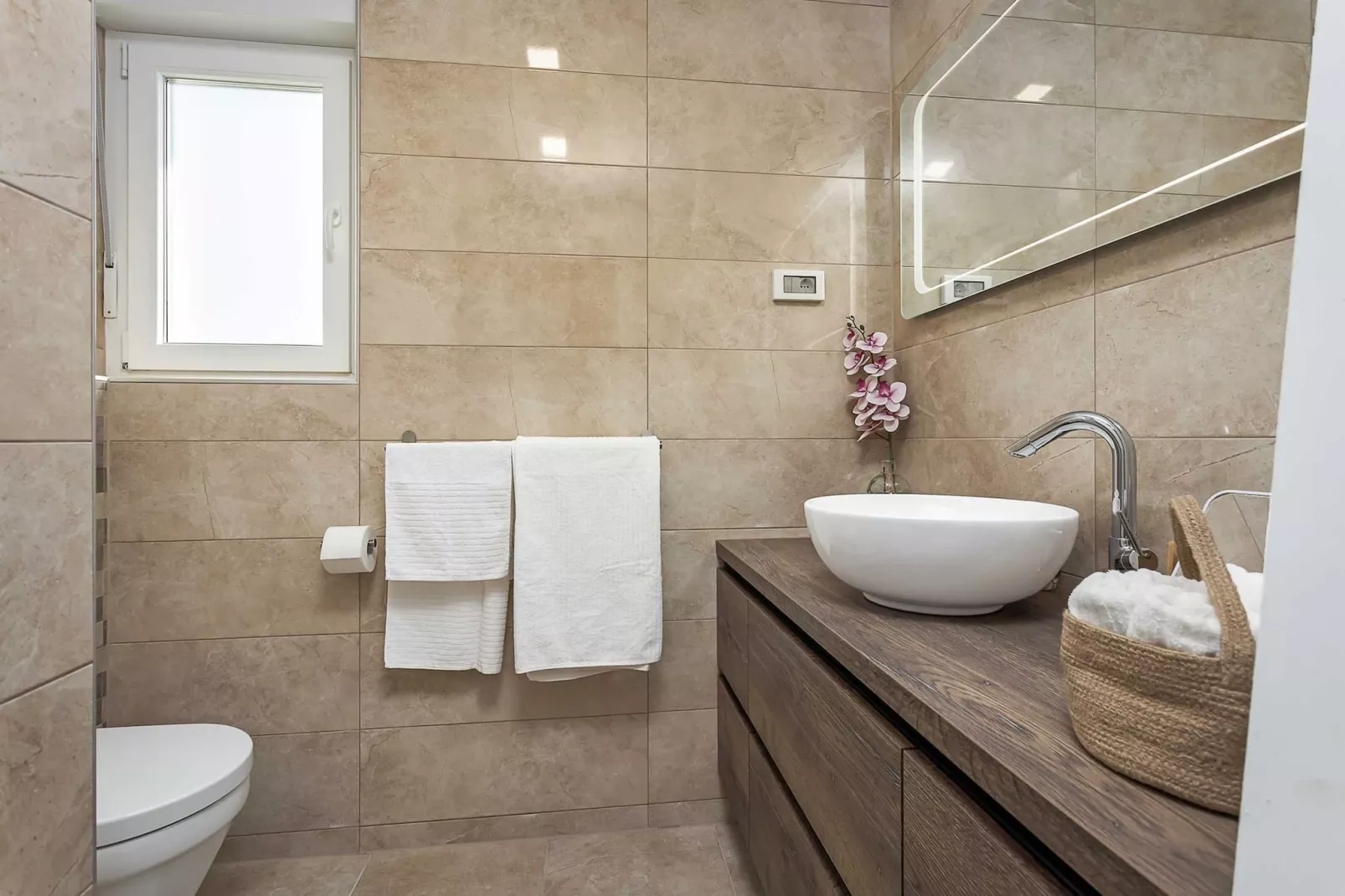 Lana Luxe - One Bedroom Apartment with Balcony-Salle de bain