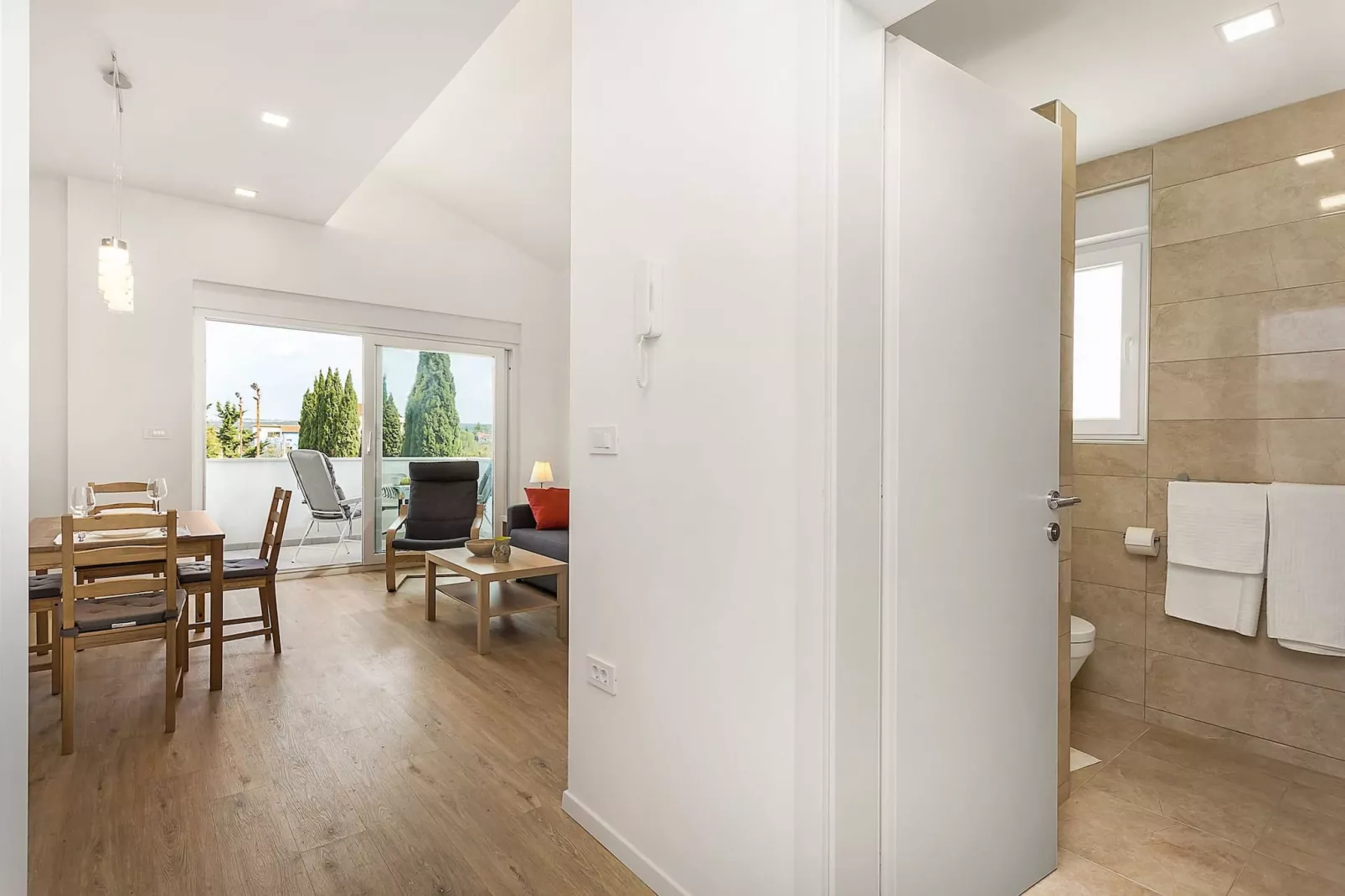 Lana Luxe - One Bedroom Apartment with Balcony-Salle de bain