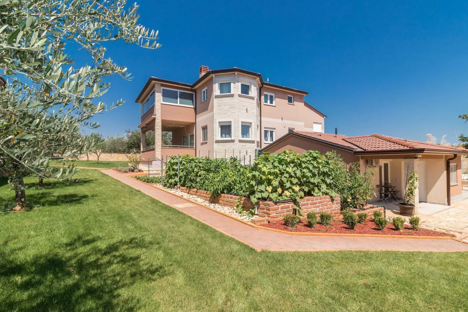 IstraKamen 16+2- Pool, Jacuzzi, Sports-Exterior summer