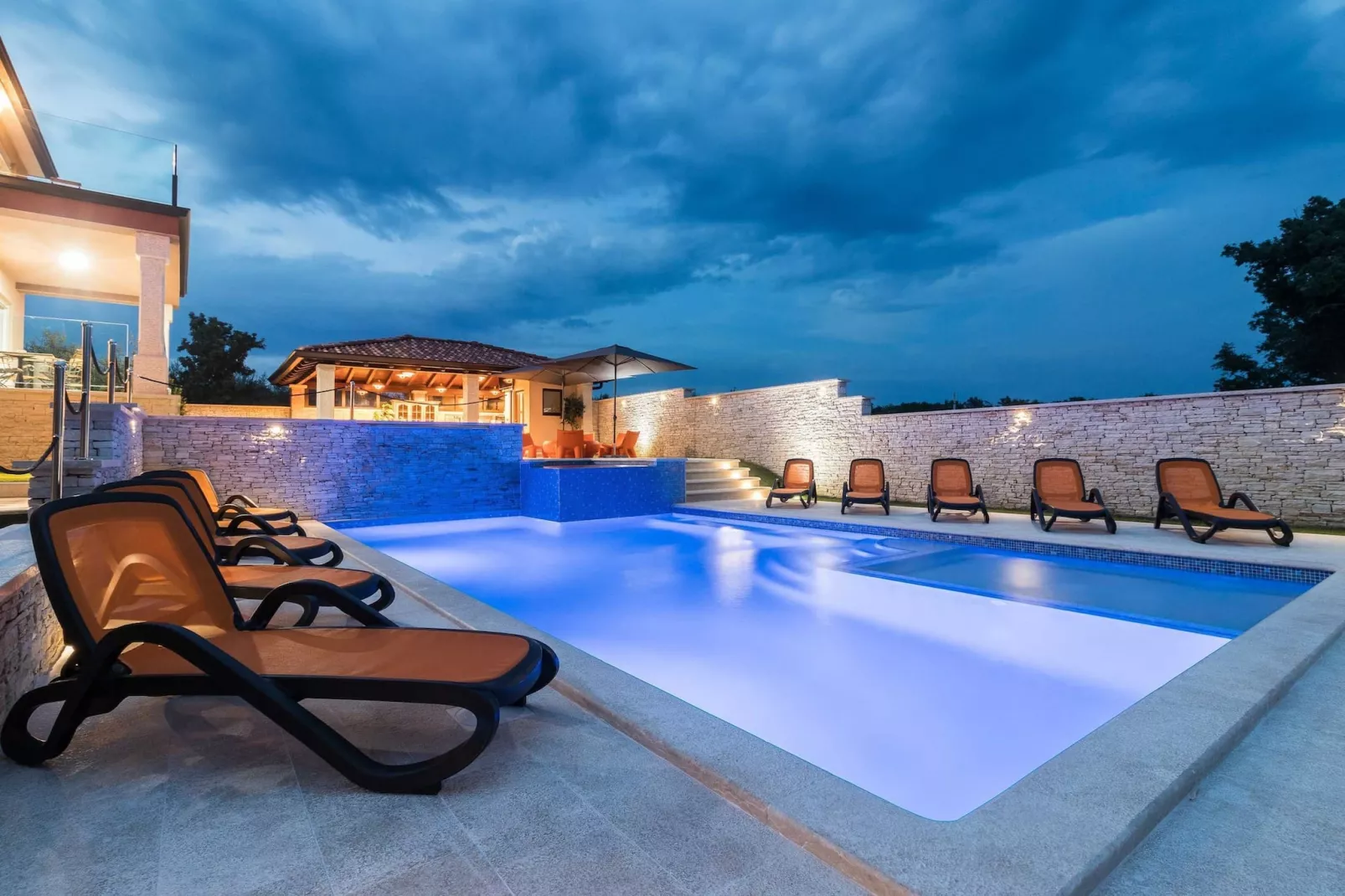 IstraKamen 16+2- Pool, Jacuzzi, Sports-Pool