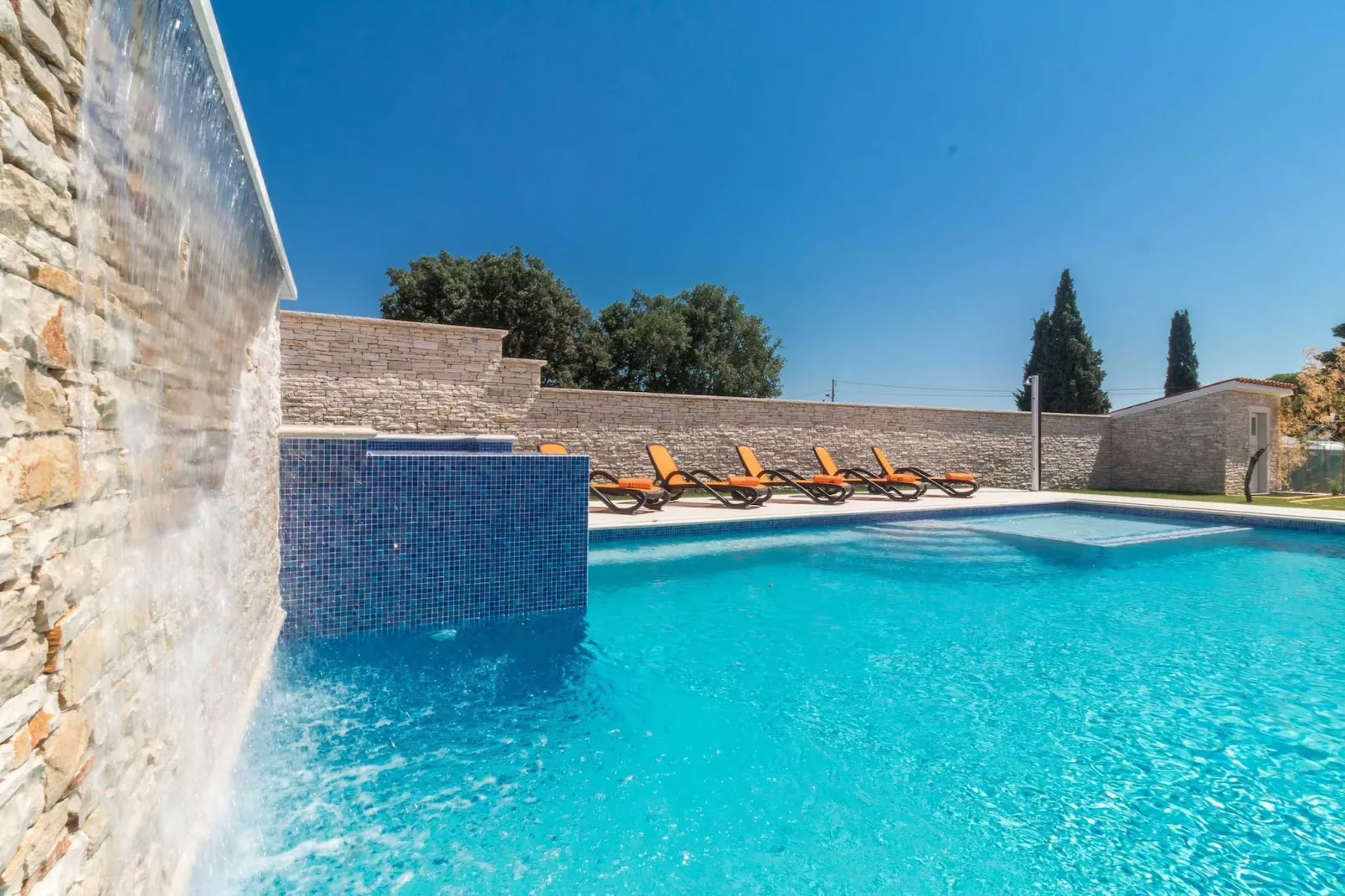 IstraKamen 16+2- Pool, Jacuzzi, Sports-Pool