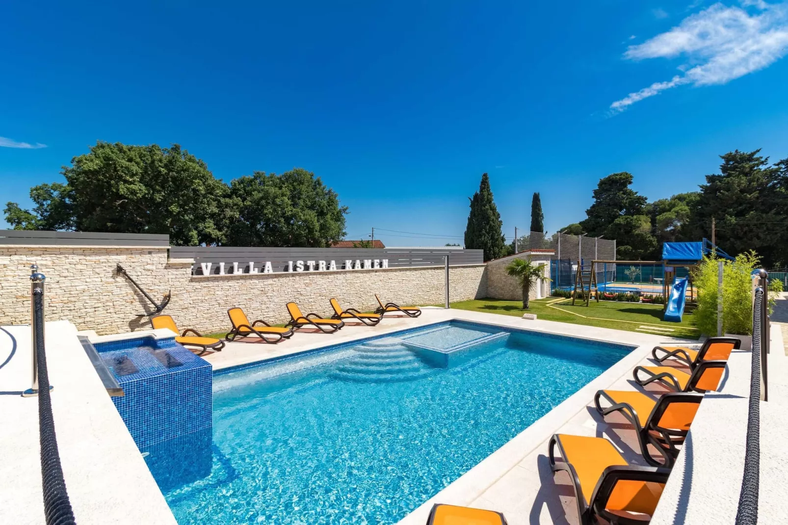 IstraKamen 16+2- Pool, Jacuzzi, Sports-Pool