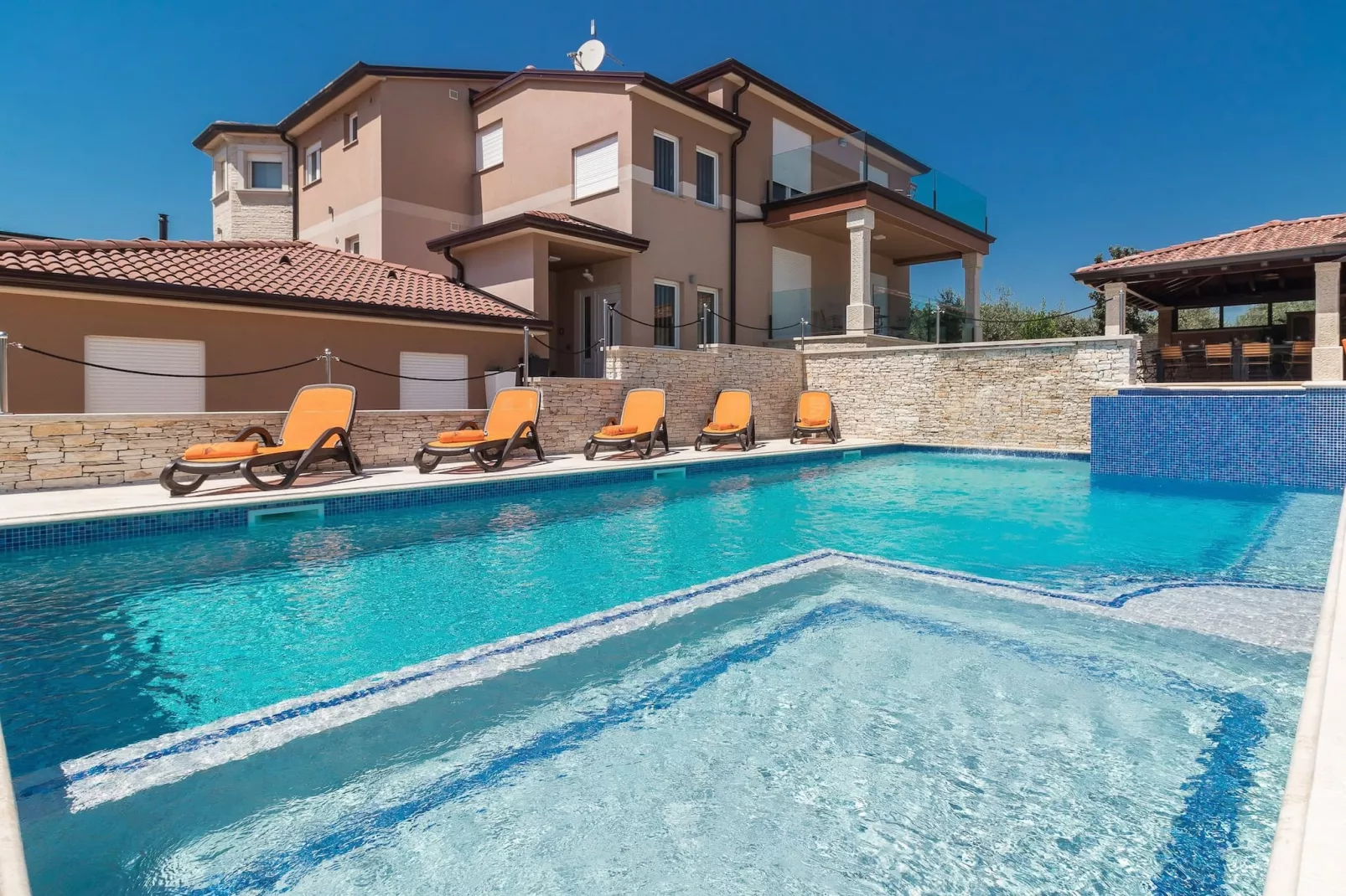 IstraKamen 16+2- Pool, Jacuzzi, Sports-Pool