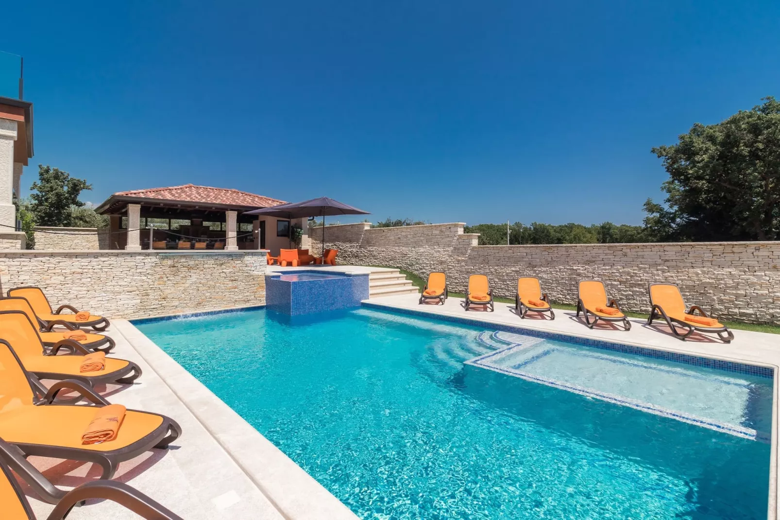 IstraKamen 16+2- Pool, Jacuzzi, Sports-Pool