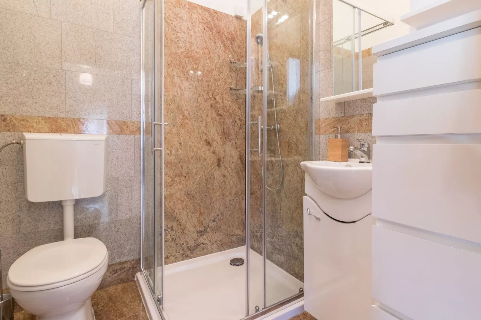 IstraKamen 16+2- Pool, Jacuzzi, Sports-Bathroom