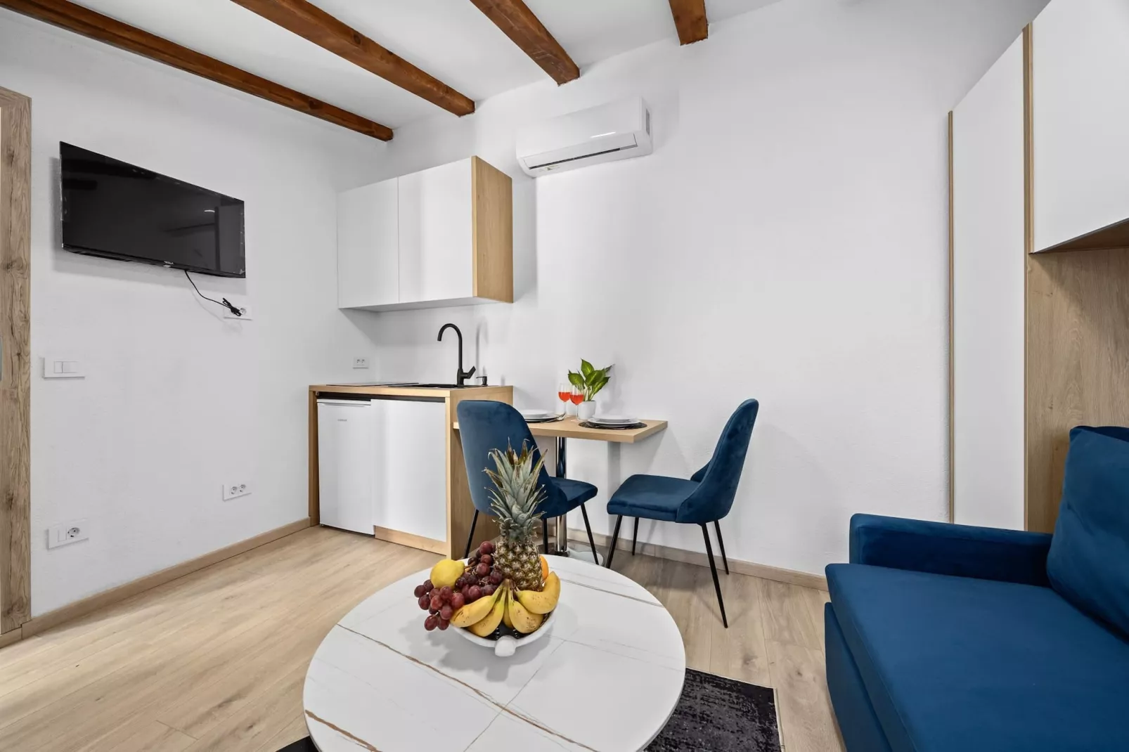Capitolina Studio Apartment-Dining room