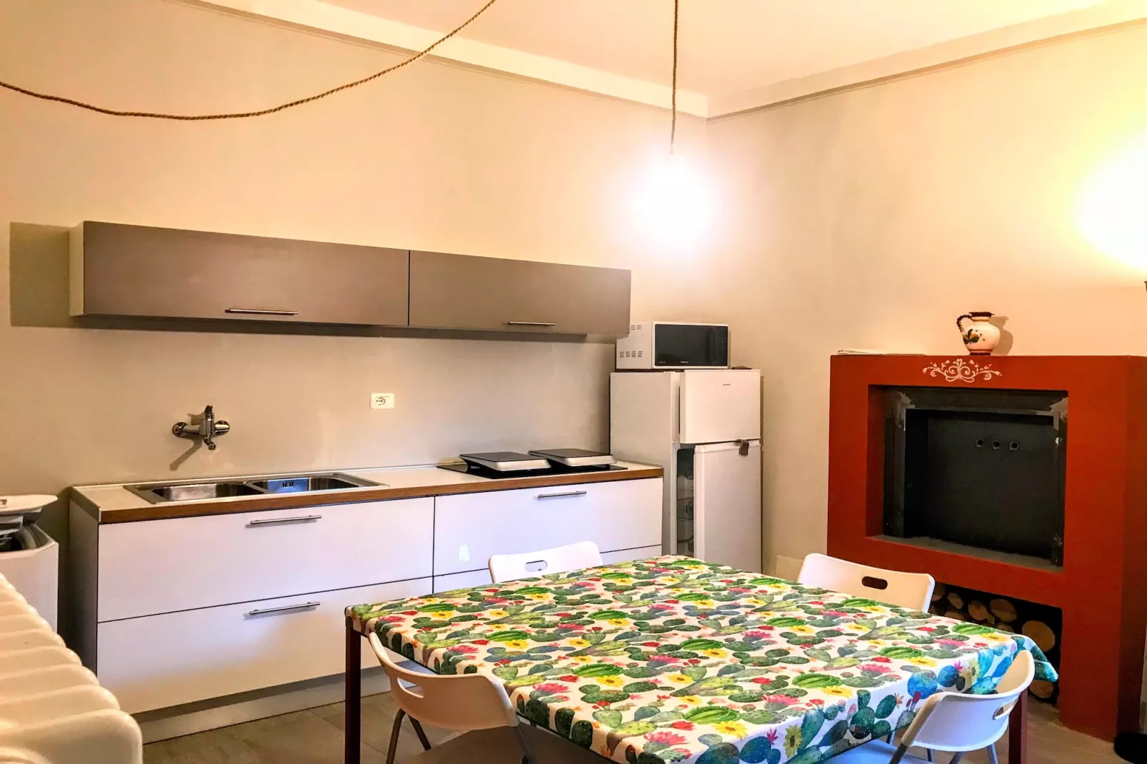 Ai Rronchi - piccolo appartamento con giardino a Cannero-Dining room