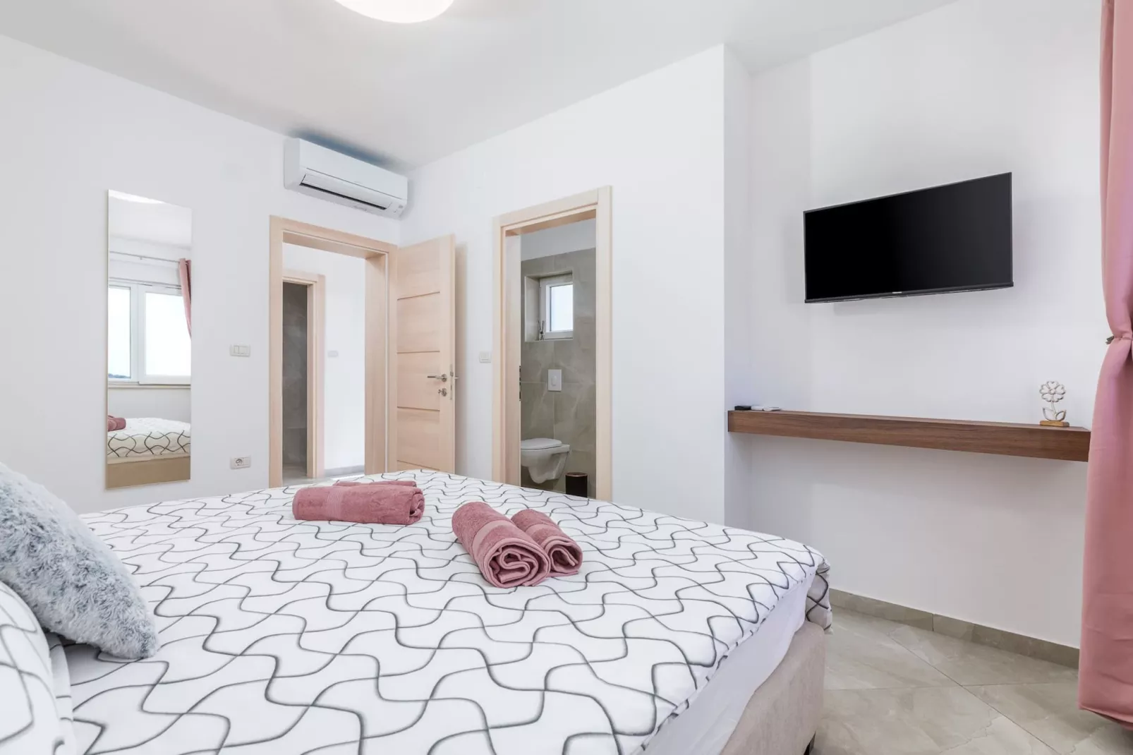 Villa Berg II - Pool, Game Room, Trampoline-Bedroom
