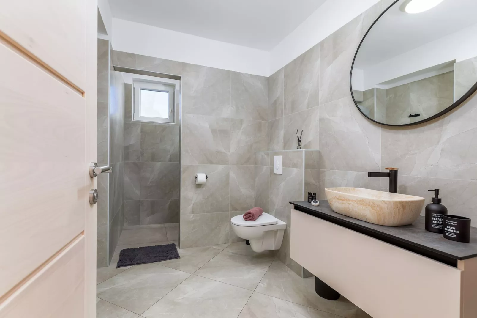 Villa Berg II - Pool, Game Room, Trampoline-Bathroom