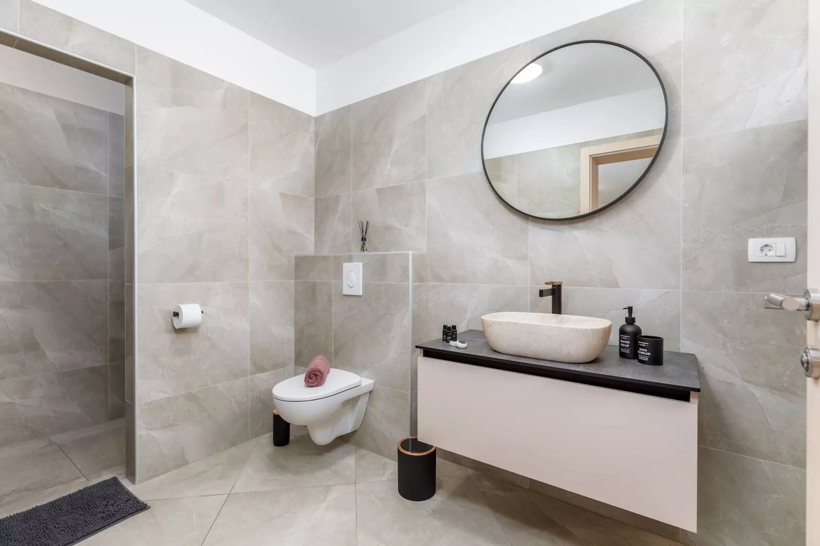 Villa Berg II - Pool, Game Room, Trampoline-Bathroom