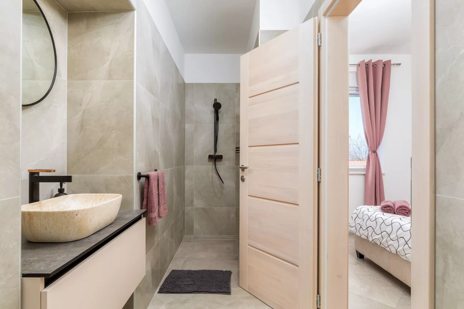 Villa Berg II - Pool, Game Room, Trampoline-Bathroom