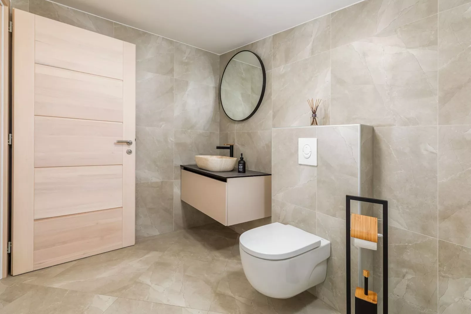Villa Berg II - Pool, Game Room, Trampoline-Bathroom