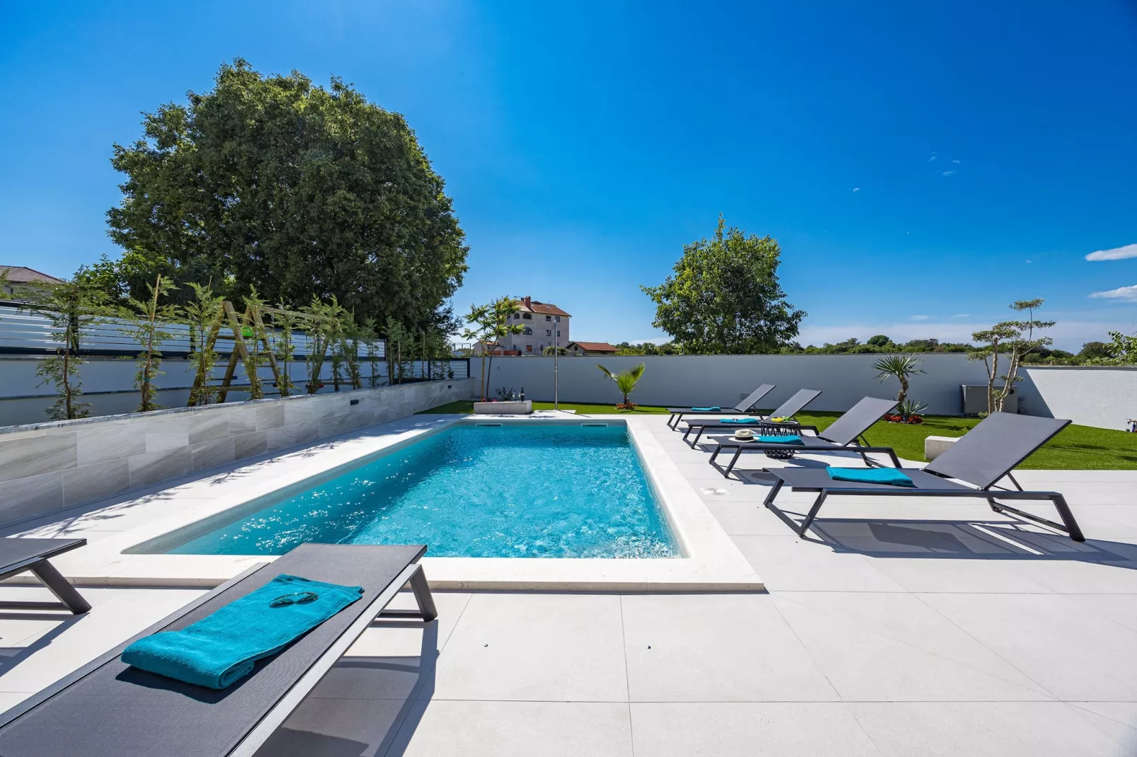 Villa Polaris - Luxurious Vacation Oasis-Schwimmbad
