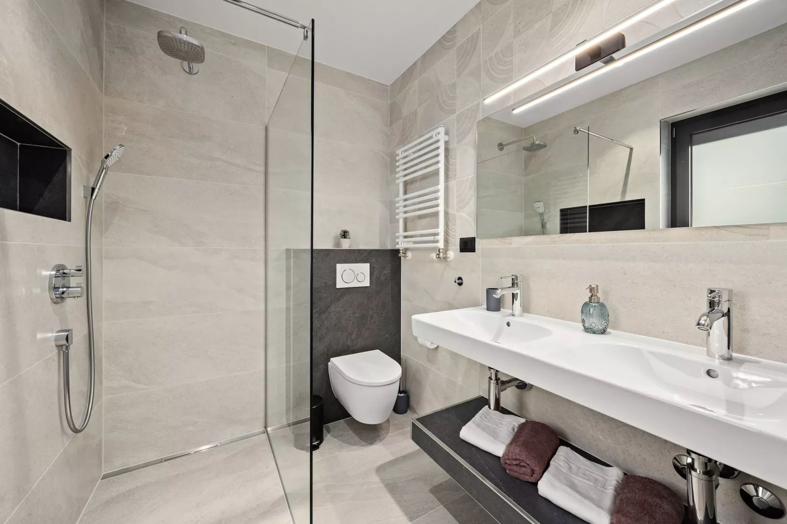 Villa Polaris - Luxurious Vacation Oasis-Badezimmer