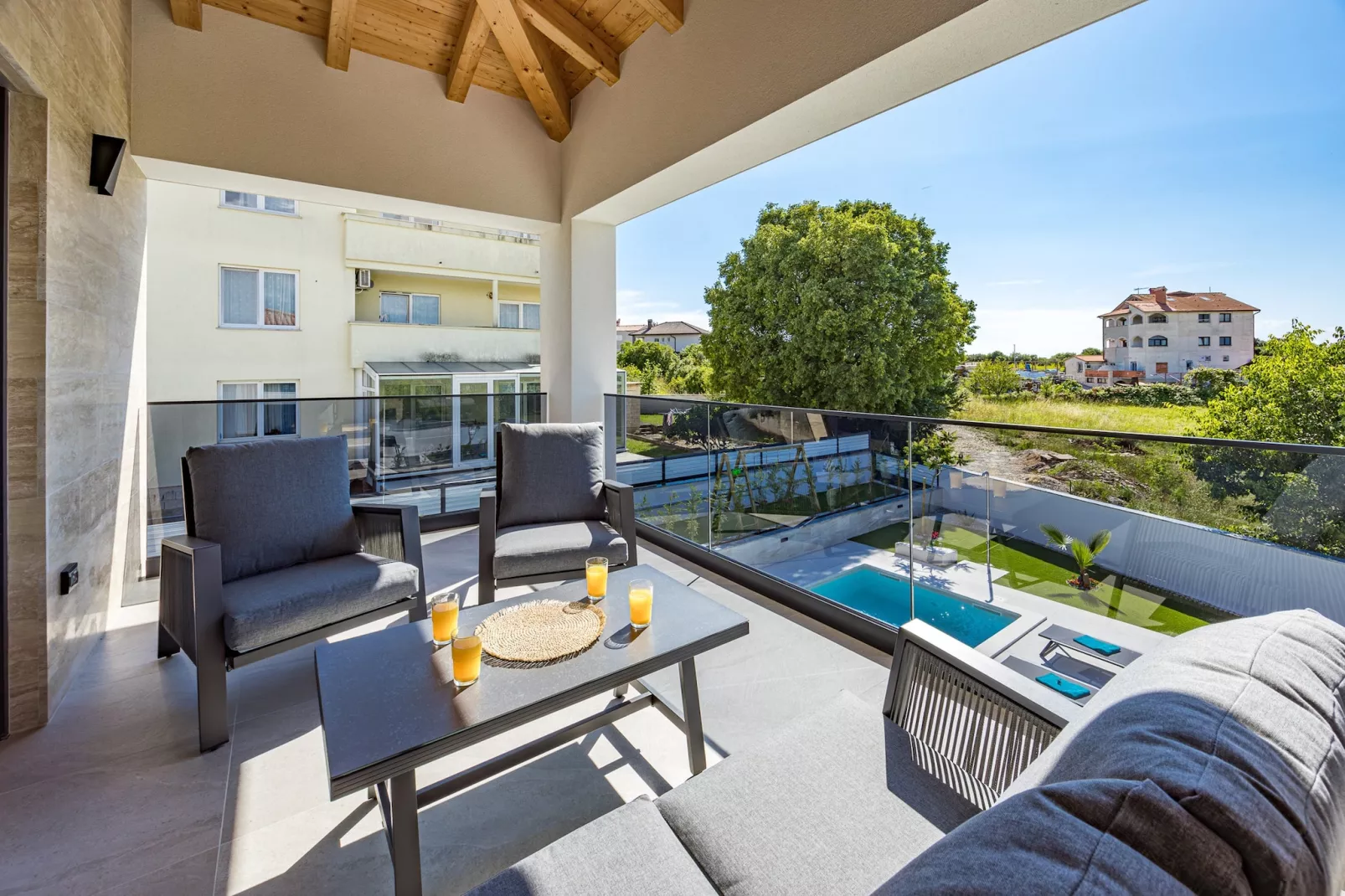 Villa Polaris - Luxurious Vacation Oasis-Terrassenbalkon