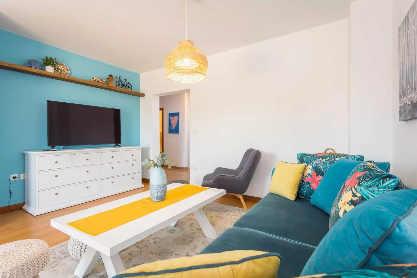 Cesare 1 - Modern Apartment with Shared Pool-Living room