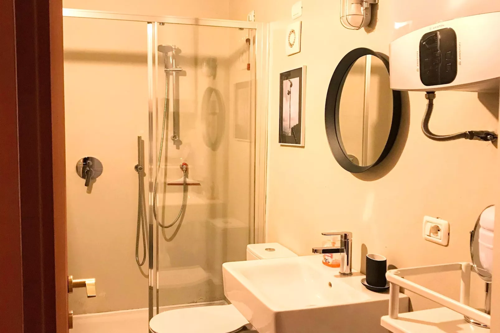 Ai Rronchi - piccolo appartamento con giardino a Cannero-Bathroom