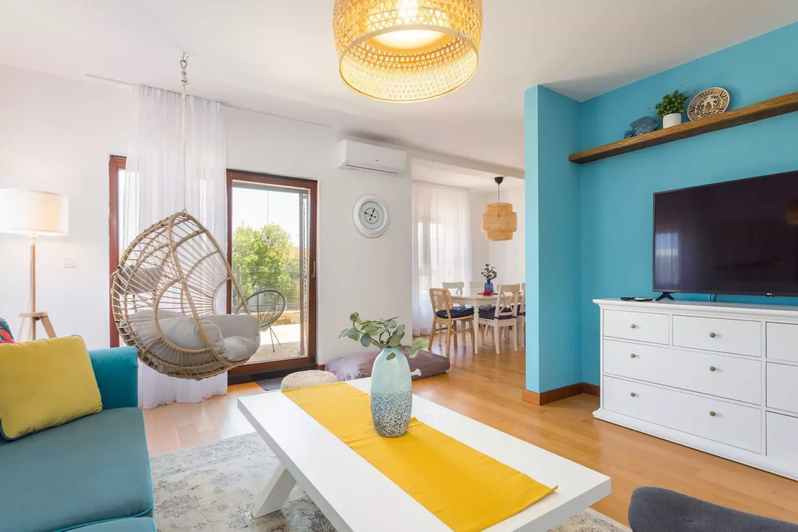 Cesare 1 - Modern Apartment with Shared Pool-Living room