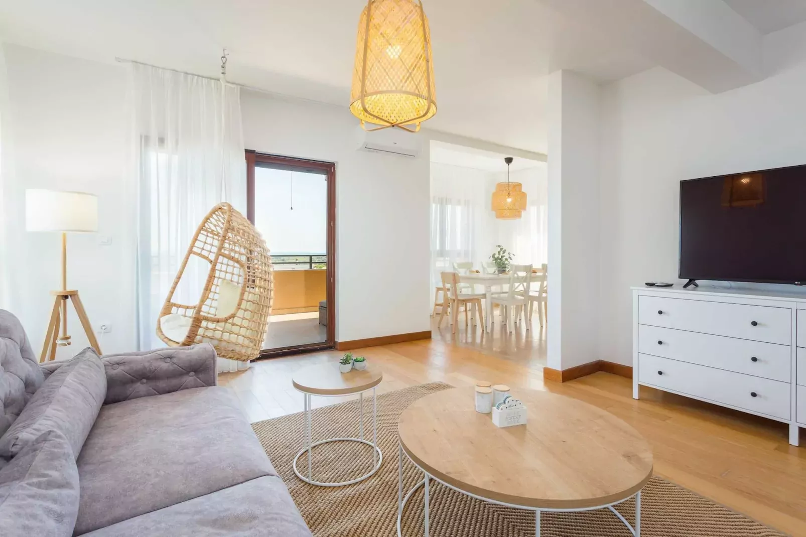 Cesare 5-Modern Apartment with Shared Pool-Living room