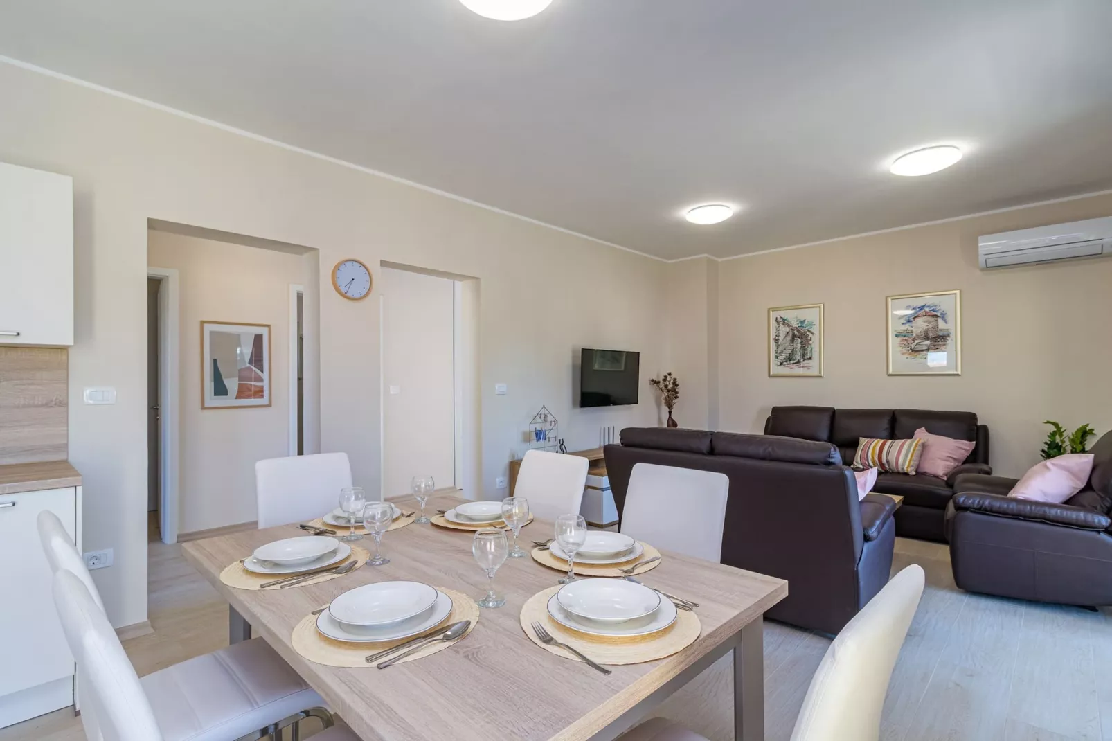 Modern, Elegant Apartment Anna (Rosemary)-Dining room