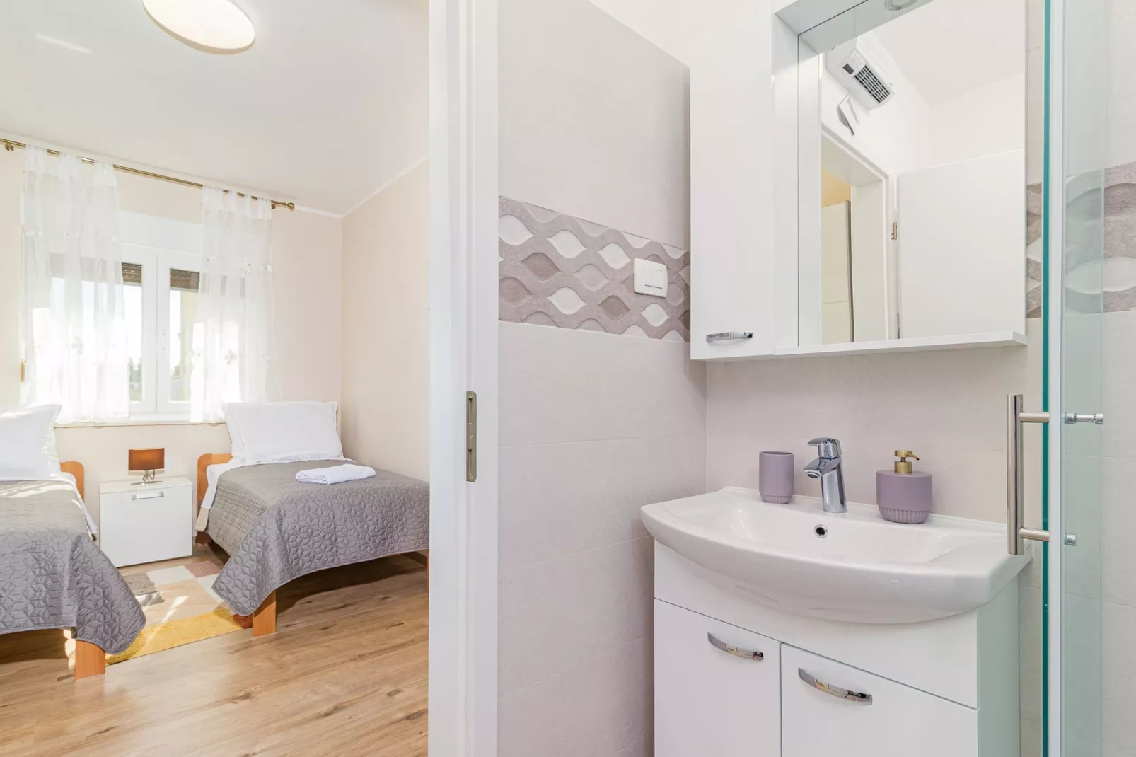 Modern, Elegant Apartment Anna (Rosemary)-Bathroom