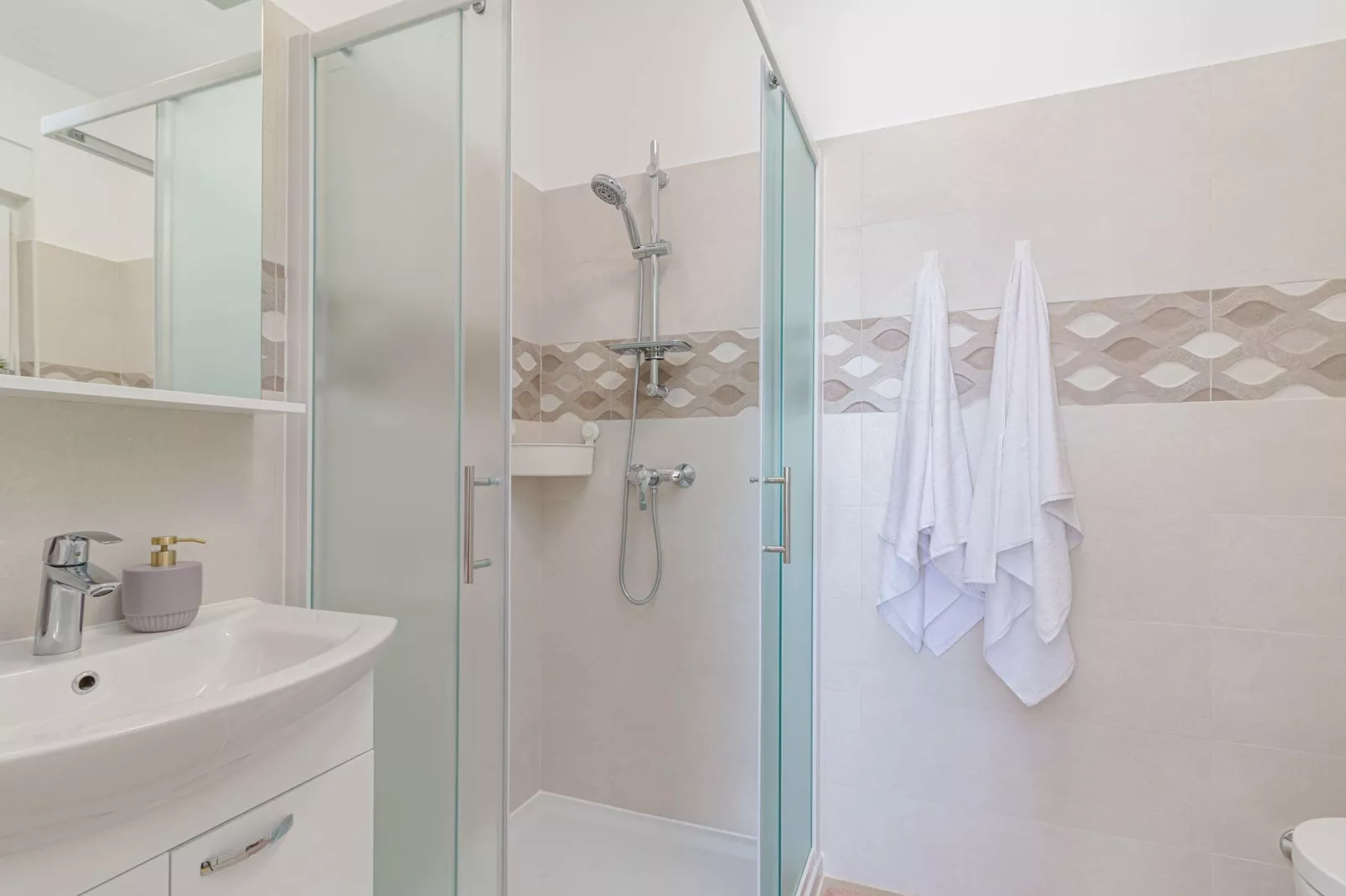 Modern, Elegant Apartment Anna (Rosemary)-Bathroom