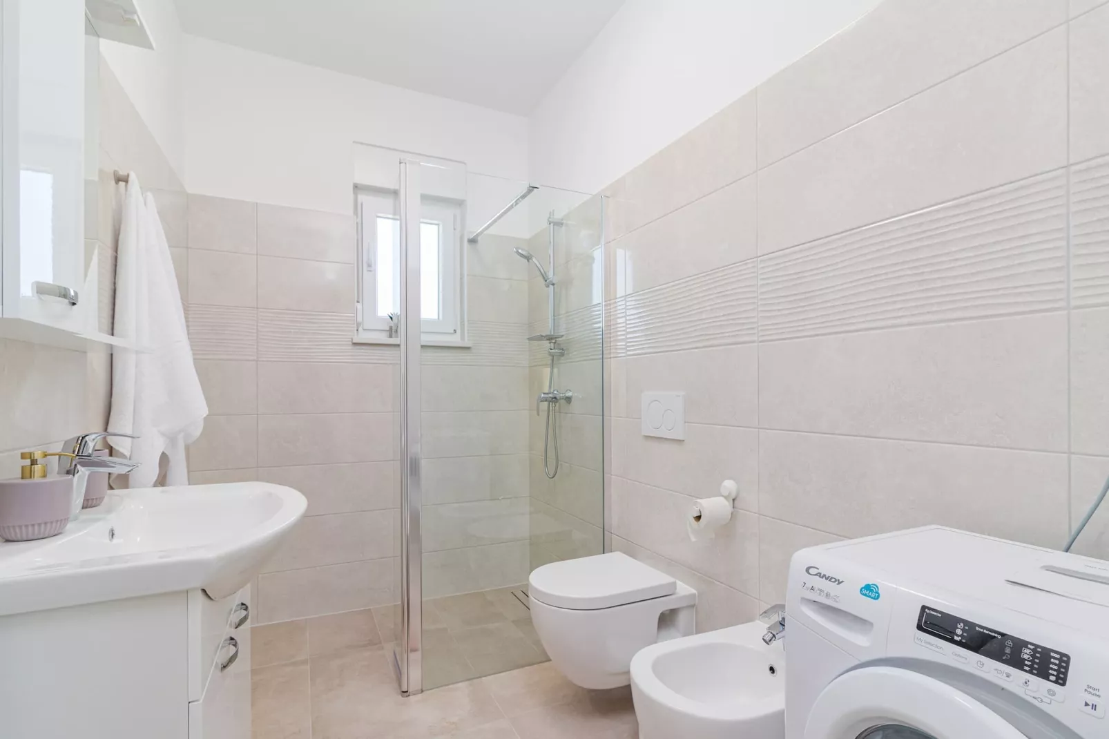 Modern, Elegant Apartment Anna (Rosemary)-Bathroom